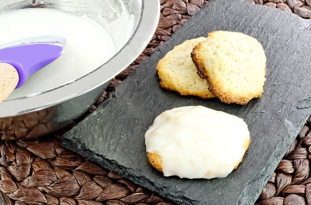 Réaliser un glaçage blanc pour des biscuits secs - Astuce Bridélice